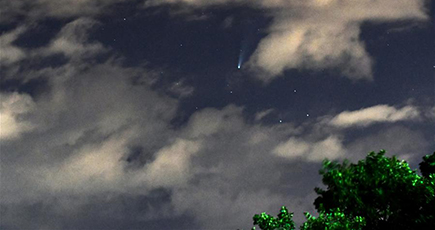 空に輝くネオワイズ彗星　北マケドニア