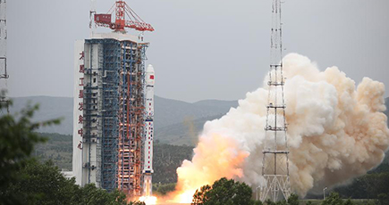 中国、「資源３号０３」など衛星３基の打ち上げに成功