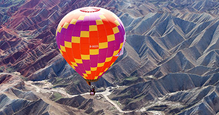 快晴の夏空彩る　甘粛省張掖市で熱気球フェス開幕