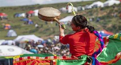 チベット自治区で民族舞踊「弦子舞」が初公演