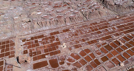 天日塩作りの季節到来　青海省玉樹チベット族自治州