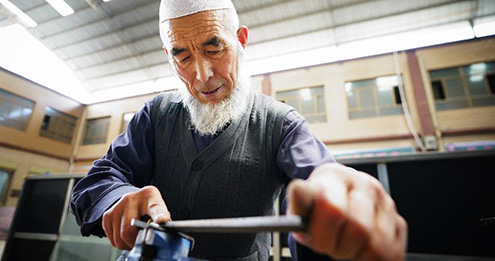 伝統の名刀「保安腰刀」の鍛造が貧困脱却の一助に　甘粛省
