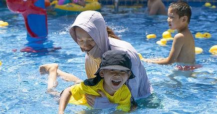 武漢市で厳しい暑さ、涼求めプールへ　湖北省