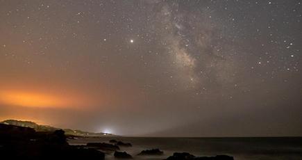 米カリフォルニアの山火事、夜空を赤く染める