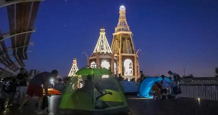 上海の公園で元気いっぱいの夏休み