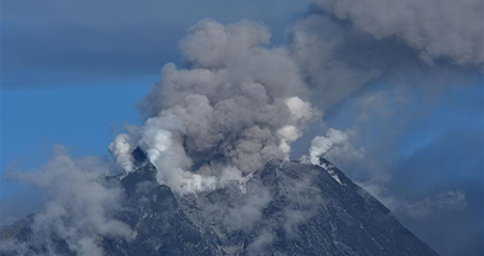 シナブン山噴火続く　インドネシア