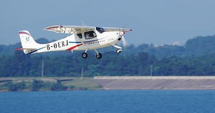 国産軽量スポーツ機「領雁」ＡＧ５０、初飛行に成功　湖北省