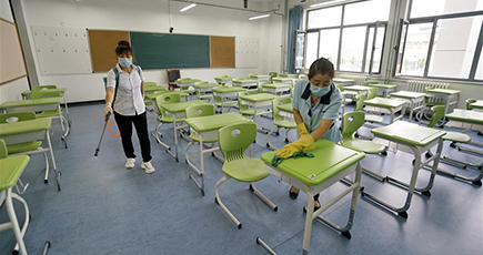 新学期前の学校で消毒作業　北京市
