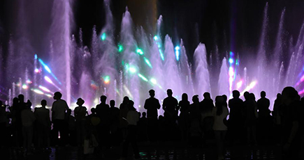 瀋陽の公園で光と音楽の噴水ショー　遼寧省