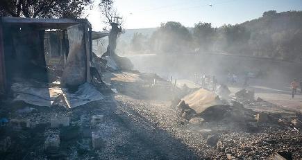 ギリシャの難民キャンプで大規模火災