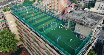 校舎の屋上でサッカーの授業　広東省広州市