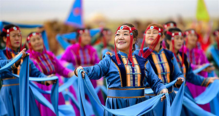草原で観光イベント、ラクダ文化テーマに　内モンゴル自治区