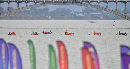 秋のドラゴンボートレース大会開催　広西チワン族自治区