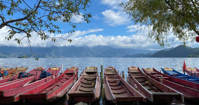 高原の神秘的な湖、瀘沽湖の風景