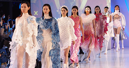 大学生がデザインした服のファッションショー、上海で開催