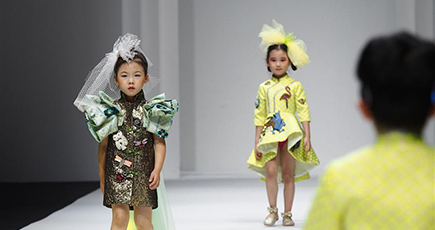 上海ファッションウイーク　キッズ・フォーマルウエアを発表
