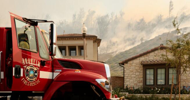 米カリフォルニア州で山火事、住民数万人が避難