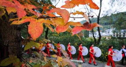 紅葉に映える美しい山村　浙江省杭州市