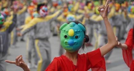 伝統舞踊と体操が融合、儺舞体操を「舞う」子どもたち　江西省万載県