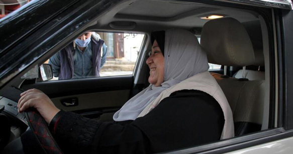 ガザ地区に女性初のタクシー運転手、サービスは女性客限定