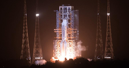 中国、月探査機「嫦娥５号」の打ち上げに成功