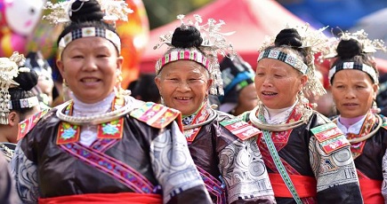 伝統衣装で祝日の「喫新節」を祝う　貴州省丹寨県