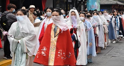 四川省成都市で漢服パレード　伝統衣装の魅力伝える