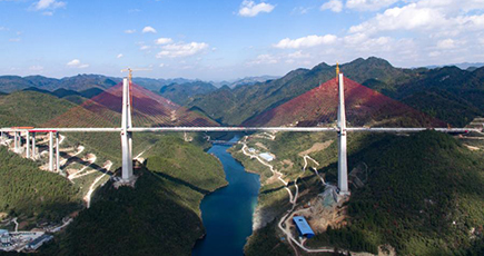 遵余高速道路の湘江大橋が接続　貴州省