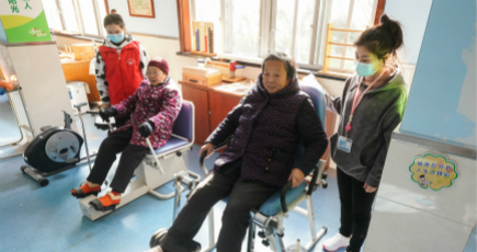 高齢者施設で健やかに暮らすお年寄り　江蘇省常州市