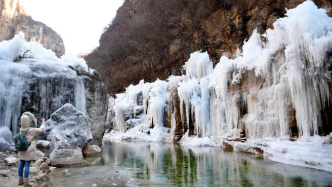 雲台山の滝が「氷瀑」に　河南省焦作市