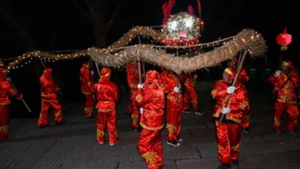 わらで編んだ竜を舞って新年を祝う　安徽省黄山市