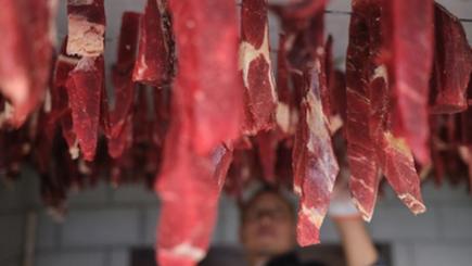冬の味覚、ヤクと羊の肉を購入　チベット自治区