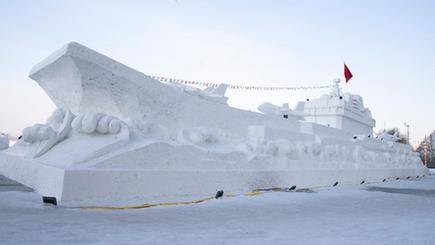 ハルビン市の公園に空母「遼寧」の雪像が登場