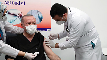 トルコ大統領、中国製コロナワクチンを接種