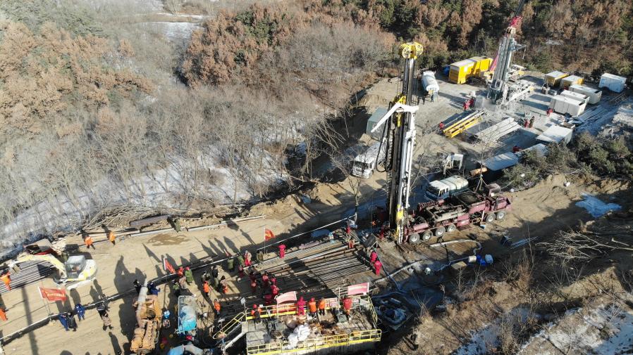 山東省の金鉱事故、救援用の穴が貫通