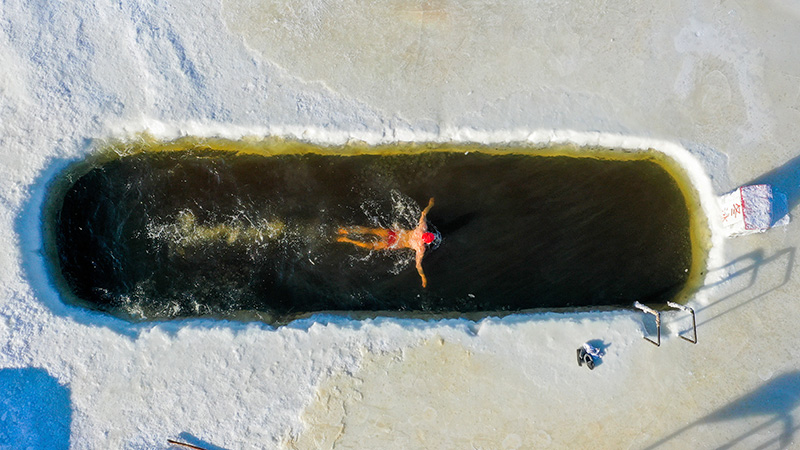 「氷のプール」で寒中水泳　内モンゴル自治区