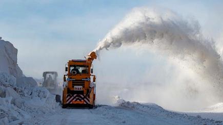 氷雪災害の多発地域で安全を確保する人々　新疆ウイグル自治区