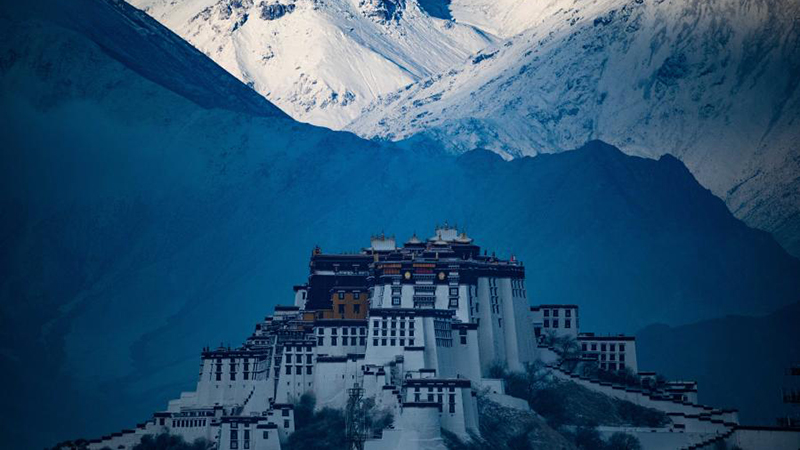 ラサが雪化粧　チベット自治区
