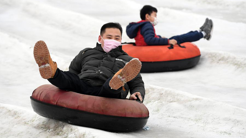 テーマパークで雪遊びを満喫　北京市