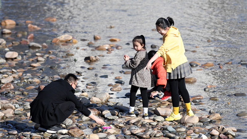 黄河で春の陽気を楽しむ　甘粛省蘭州市