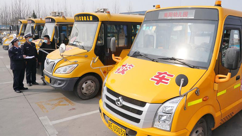 新学期控えスクールバスを点検　河北省新河県