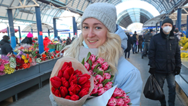 花を飾って迎える「国際女性デー」　ベラルーシ