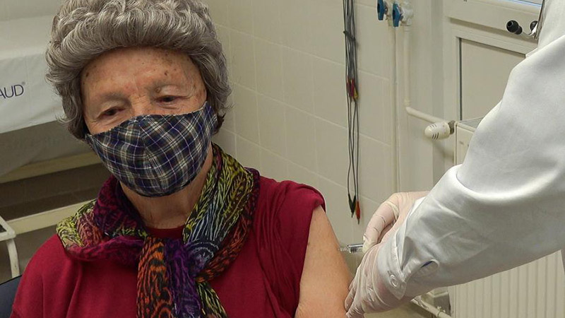 中国製ワクチンの接種受ける市民　ハンガリー