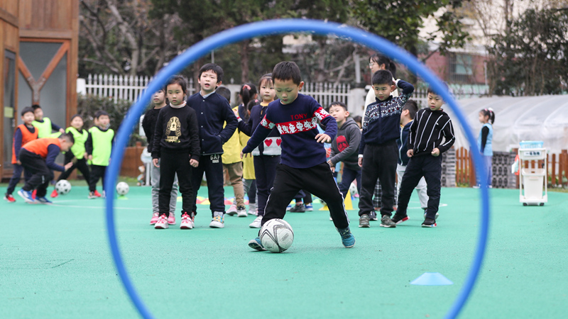 幼稚園でサッカーに親しむ教室　上海市　
