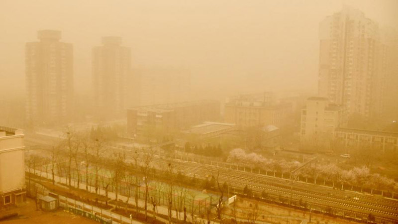 北京に黄砂飛来　市内は一面黄色に