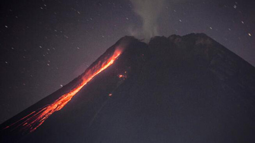 闇夜に光る溶岩流　インドネシアムラピ山