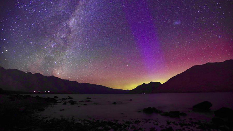ニュージーランド南島の夜空を鮮やかに彩るオーロラ