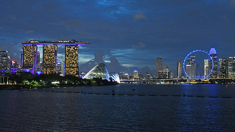 「世界水の日」、シンガポールが青色にライトアップ
