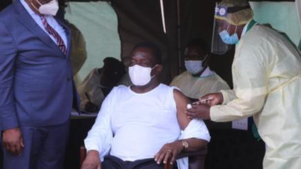 ジンバブエ大統領、中国製ワクチン接種