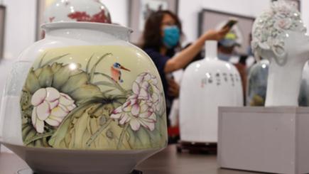 景徳鎮現代陶芸家作品展が開幕　海南省海口市